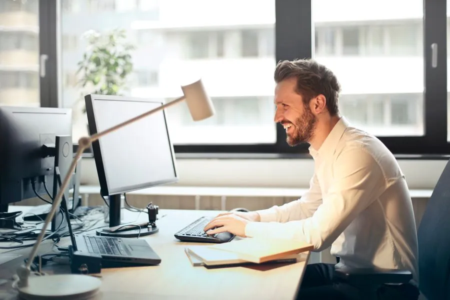 Profissional de serviços atendendo cliente
